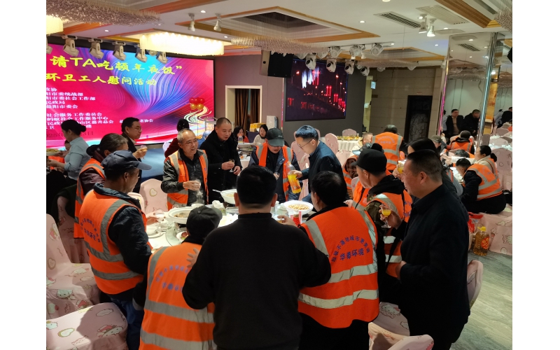 浓情小年，为环卫工人送上冬日 &ldquo;热乎礼&rdquo;