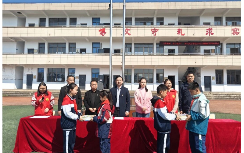 蚂蚁新闻-书香传情 爱心接力